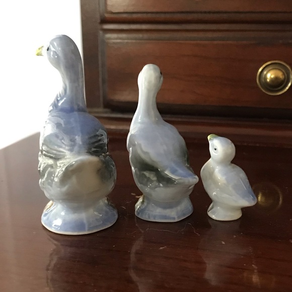 Three tiny cute vintage porcelain ceramic pottery geese blue white yellow tones - Picture 4 of 7